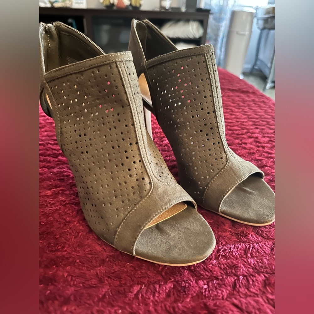 Size 8 Christian Siriano Olive Green Heels